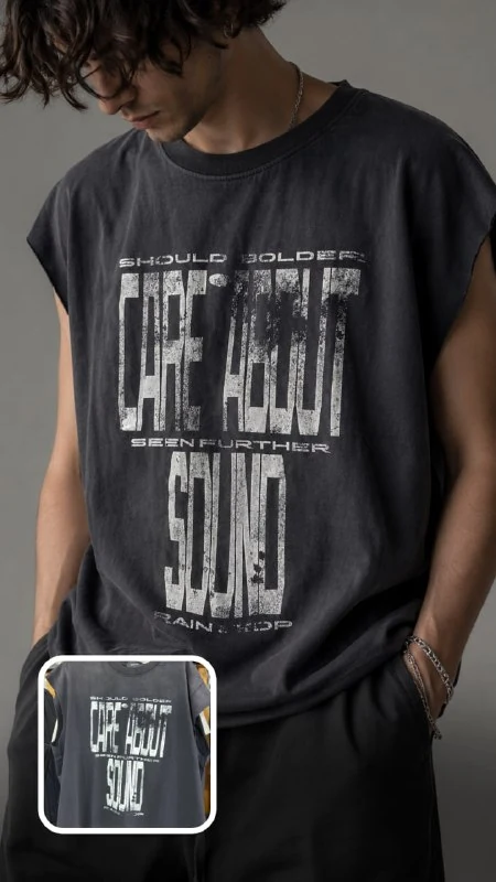 Primer plano frontal de una camiseta sobre un modelo con un estampado destacado